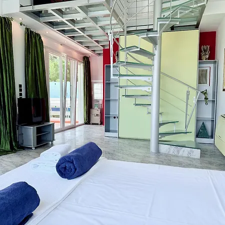 Grande Dame Of Rhodes