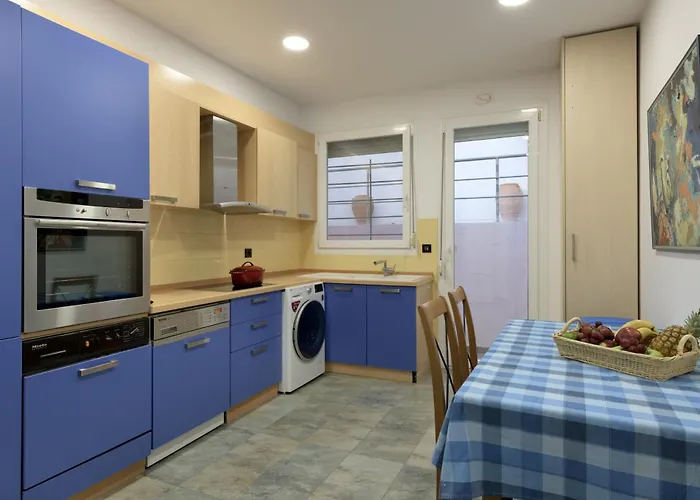 Grande Dame Of Rhodes Asgourou