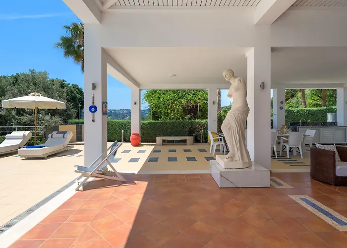 Grande Dame Of Rhodes Asgourou